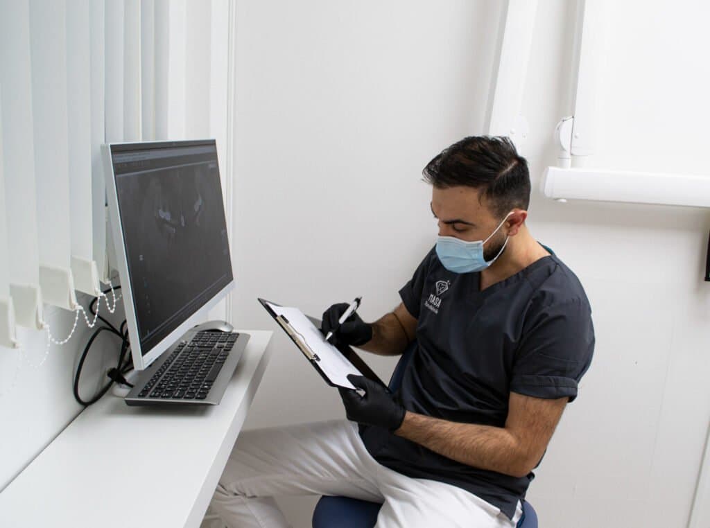 Tandläkare på Almasa klinik med patient